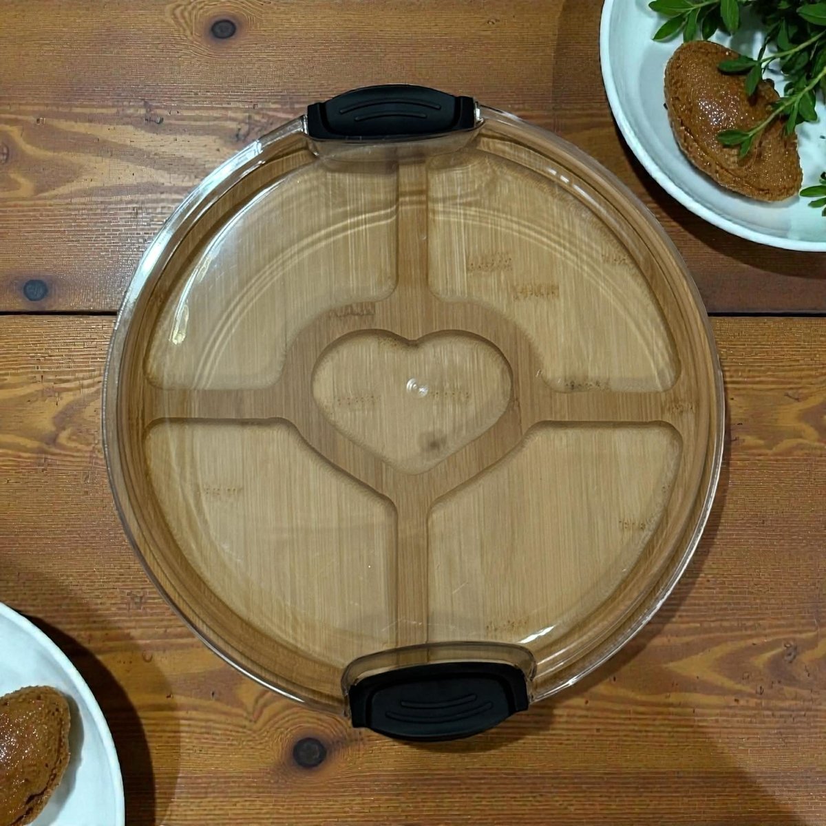 Heart-Shaped Center Charcuterie Board w/Clear Locking Lid — Round Bamboo Serving Tray for Cheese, Snacks & Parties | Gift for Entertainers